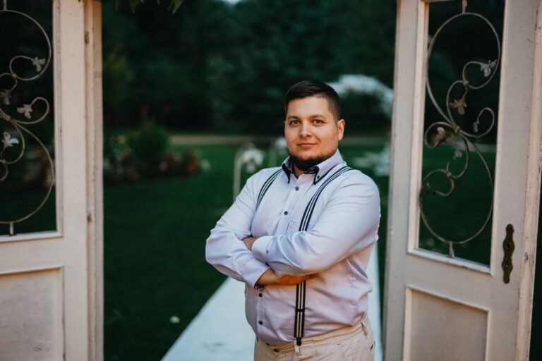 Bohém energiák, tudatos jelenlét: Gombos Dániel ceremóniamester, aki lelkével vezeti a Nagy Napot